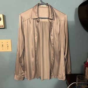 NWT lilysilk blouse. Beautiful silk ice grey colour. In excellent condition!!